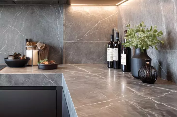 Quartz sintered kitchen countertop with a pattern that corresponds to the walls
