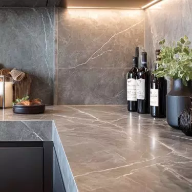 Quartz sintered kitchen countertop with a pattern that corresponds to the walls