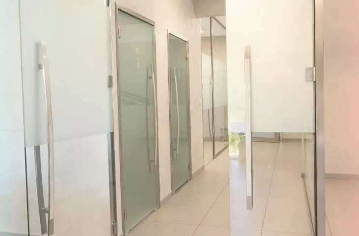 Szkło we wnętrzach biurowych
