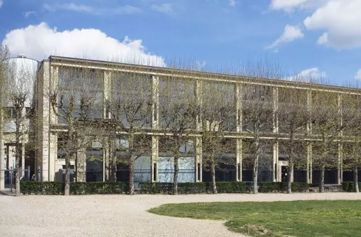 Building of the National Archives in Paris (1988)