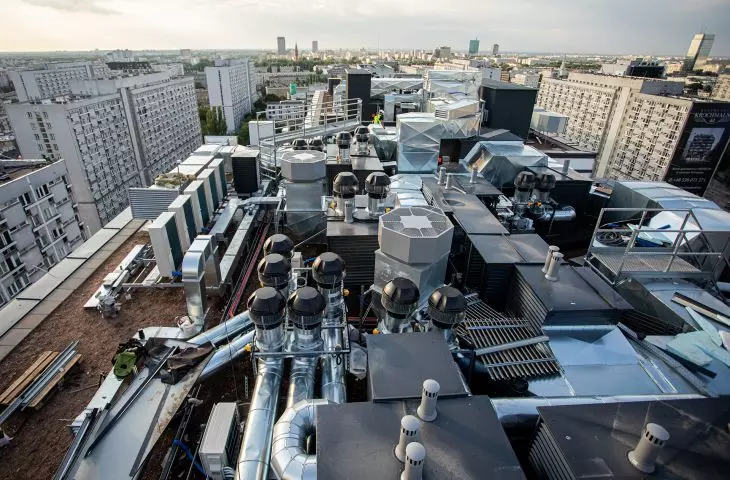 Komunikacja na dachu trzynastopiętrowego apartamentowca