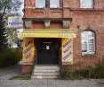 Żółty kolor, przytłaczająca markiza i banery reklamujące biuro przy al. Grunwaldzkiej