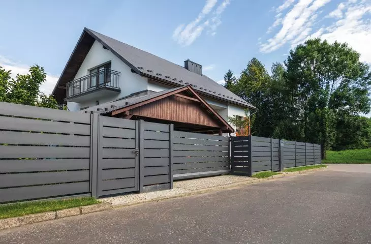 Ogrodzenie aluminiowe MODERN prezentują się elegancko z każdej strony