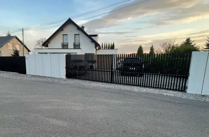 Ogrodzenie „grzebieniowe” – kompozycja z betonem architektonicznym