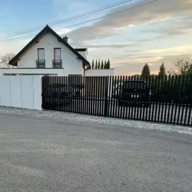 Ogrodzenie „grzebieniowe” – kompozycja z betonem architektonicznym