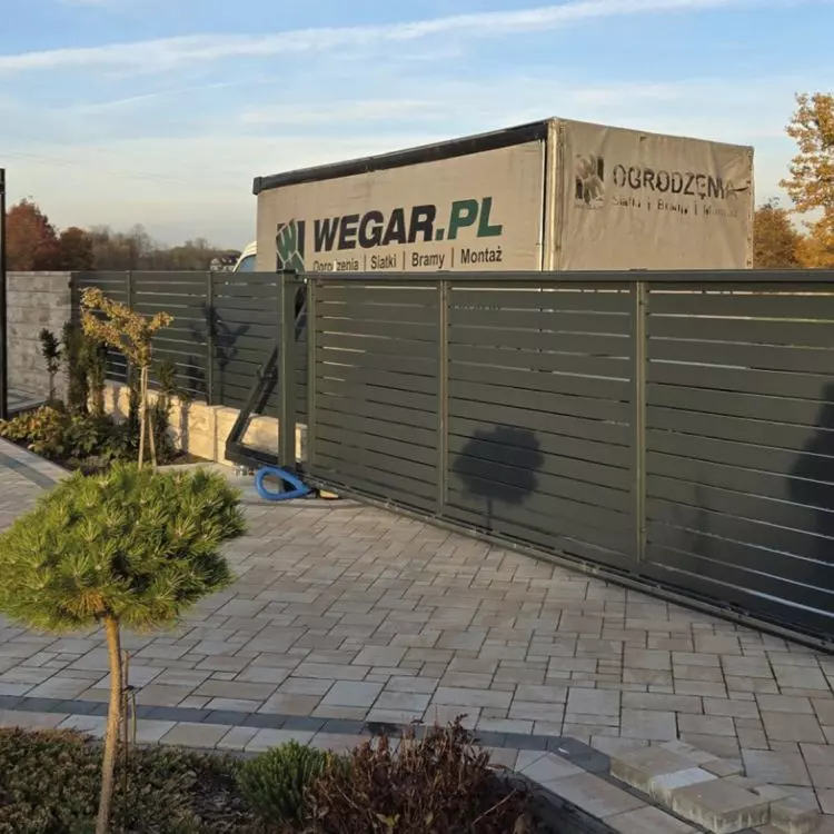 Sliding gate horizontal layout