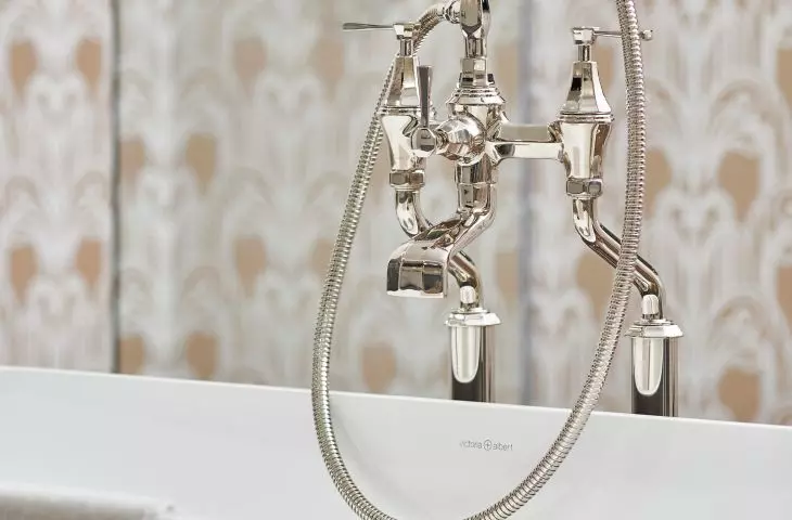 P&R DECO Freestanding Bathtub Faucet. V+A Quarrycast™ VETRALLA 1500 freestanding bathtub painted in RAL7021.