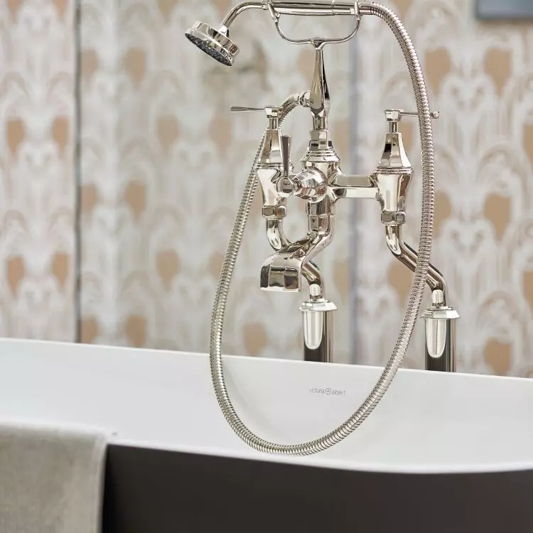 P&R Wolnostojąca bateria wannowa DECO. V+A Quarrycast™ Wanna wolnostojąca VETRALLA 1500 malowana w kolorze RAL7021