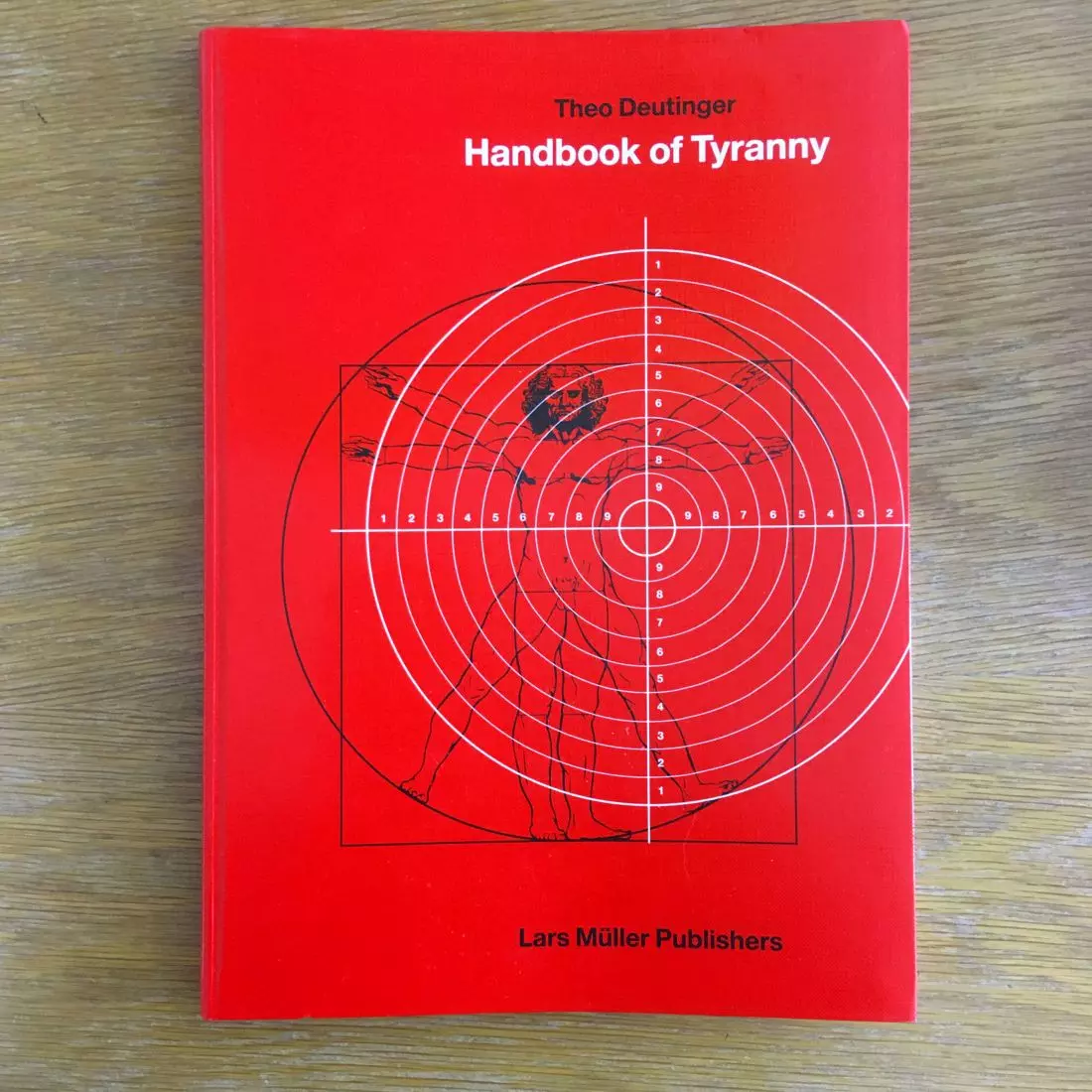 „Handbook of
Tyranny” Autor: Theo Deutinger Wydawnictwo: Lars Muller Publishers, 2017
