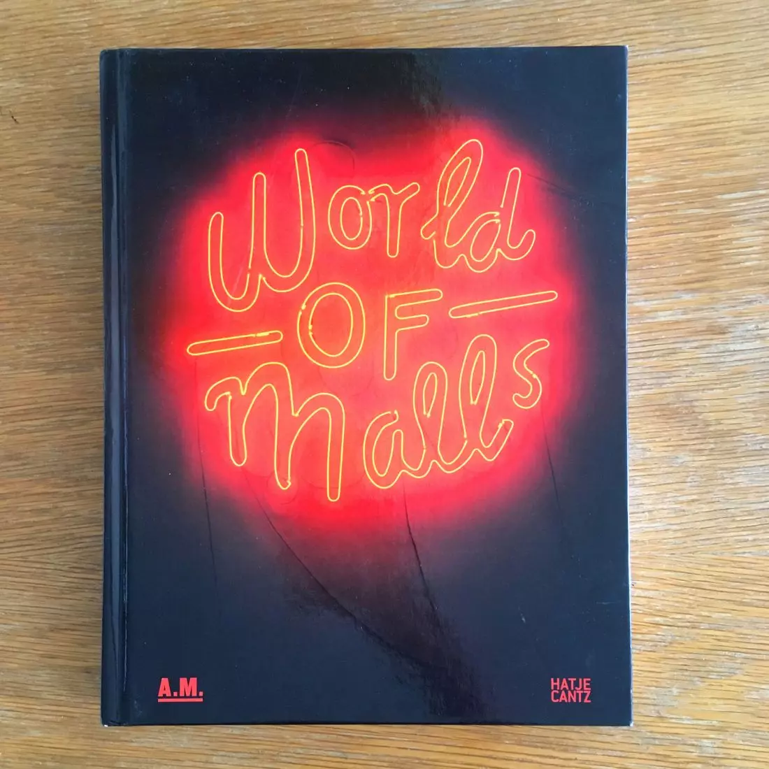 „World of Malls:
Architectures of Consumption” Autorzy: praca zbiorowa Wydawnictwo: Hatje Cantz Verlag, 2016