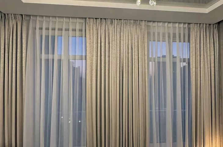 Firany i zasłony w apartamencie, materiały: metaliczna, połyskliwa tkanina Spark, zwiewna i transparentna tkanina Festival