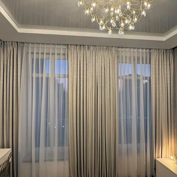Firany i zasłony w apartamencie, materiały: metaliczna, połyskliwa tkanina Spark, zwiewna i transparentna tkanina Festival