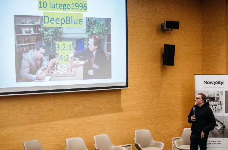 Wojciech Gwizdak (SWOIA) rozpoczął konferencję szerokim przeglądem rozwoju sztucznej inteligencji