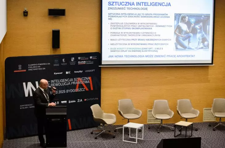 Wacław Szarejko (DSOIA) zwrócił uwagę na strukturalne problemy zawodu oraz rosnący wpływ AI na proces projektowy