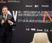 Kamil Giera (Ministerstwo Cyfryzacji) przedstawił kluczowe założenia unijnego AI Act i wynikające z niego obowiązki