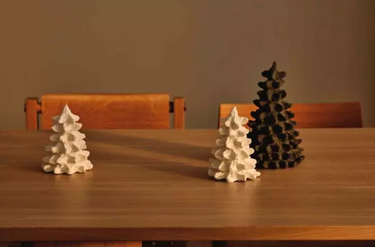 Wnętrza inspirowane Nordic Noel opierają się wyłącznie na materiałach takich jak drewno, szkło, papier czy metal