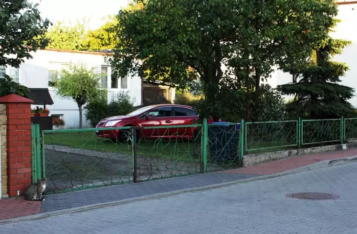 metalowe ogrodzenia z czasów PRL, stylowe zero waste