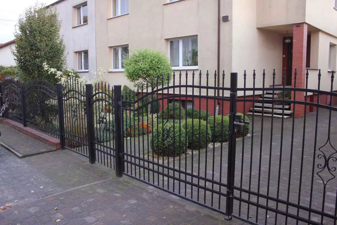 metalowe ogrodzeniamalowane proszkowo, zwykle na czarno