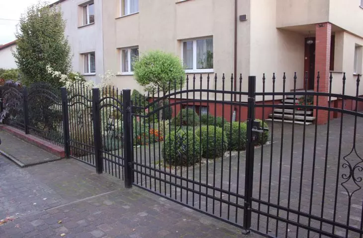 swego czasu bardzo modne były metalowe ogrodzenia malowane proszkowo, zwykle na czarno