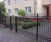 swego czasu bardzo modne były metalowe ogrodzenia malowane proszkowo, zwykle na czarno