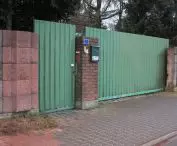 jednostronnie rzeźbione, masywne segmenty ogrodzeń niejednokrotnie różnią się wzorem i kolorem w obrębie jednej działki