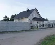 masywny płot odgradzający działkę