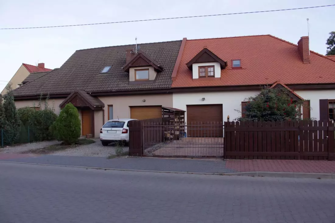 niekiedy właścicieledomów rezygnują z frontowych ogrodzeń