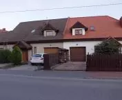 niekiedy właściciele domów rezygnują z frontowych ogrodzeń