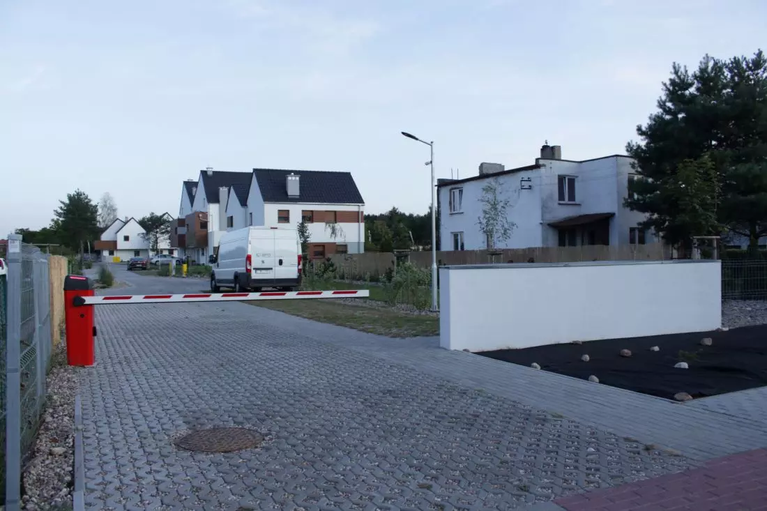 szlaban przed wjazdem na osiedle