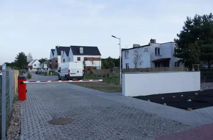 szlaban przed wjazdem na osiedle