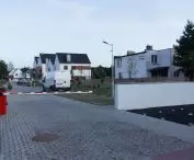 szlaban przed wjazdem na osiedle