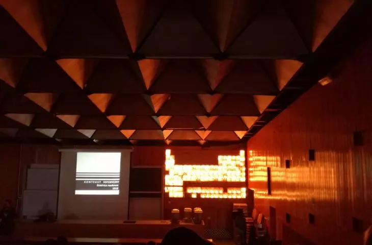 aula i podświetlana tablica Mendelejewa
