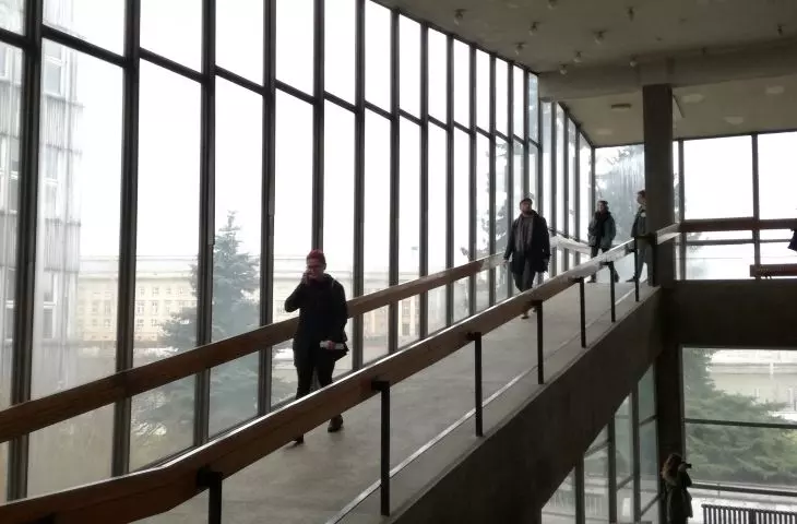 wnętrze audytorium, pochylnia