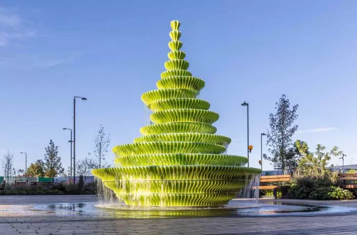 4-metrowa rzeźba NEON w Londynie