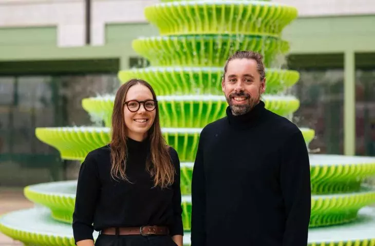 Artyści Mark Nixon i Viliina Koivisto z pracowni NEON na tle fontanny