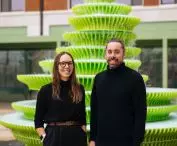 Artyści Mark Nixon i Viliina Koivisto z pracowni NEON na tle fontanny
