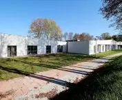 Dom w otoczeniu zieleni
