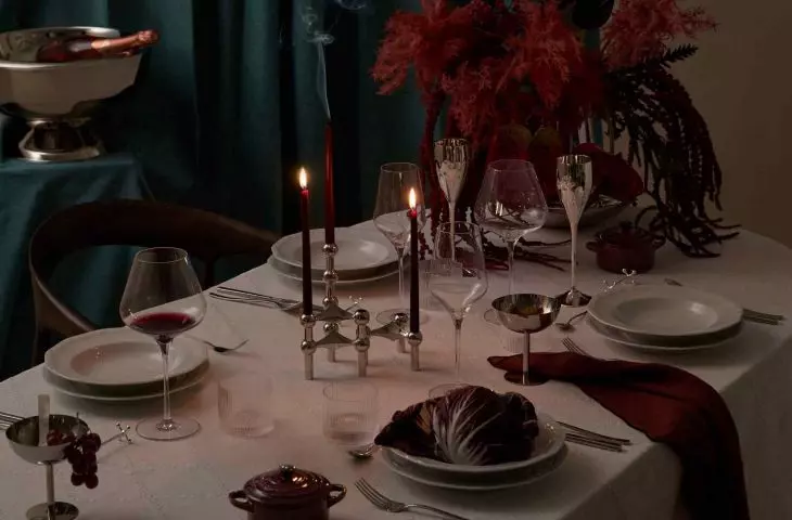 The color scheme of the Christmas arrangements in 2025 is based on saturated, deep tones that build the space in a muted and consistent way.