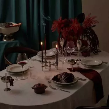 The color scheme of the Christmas arrangements in 2025 is based on saturated, deep tones that build the space in a muted and consistent way.