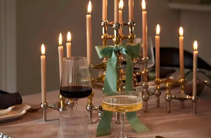 Metal, glass, ceramics and natural fabrics form a basic set that allows to build an arrangement consistent and timeless