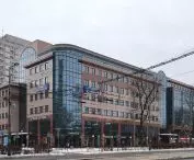 wyburzony w 2023 roku kompleks biurowy Atrium Business Centre, Warszawa, 