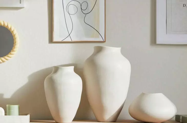 Natural materials emphasize the organic character of this shade.