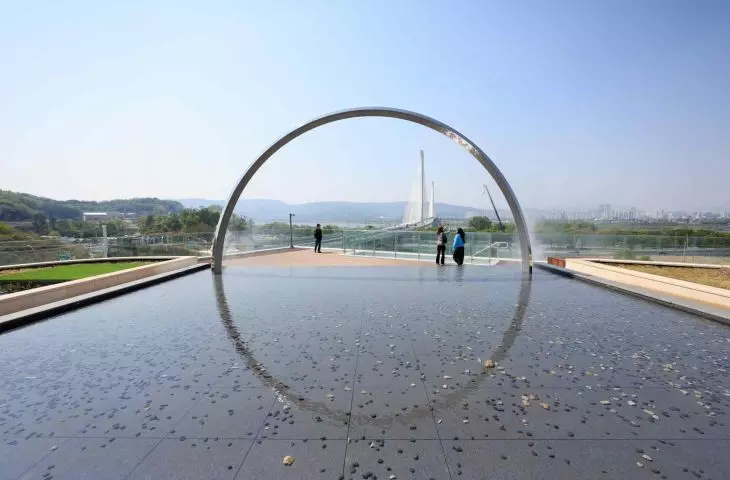Instalacja „Arc ZERO: Eclipse” w Seulu