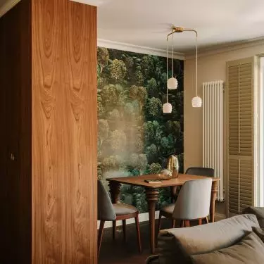 The 67-square-meter apartment is located on the first floor of a multi-family building, in a green and tranquil part of southern Wroclaw