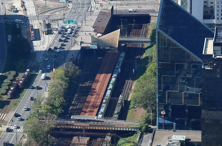 Warszawa Ochota i Plac Zawiszy, widok z tarasu na Varso Tower