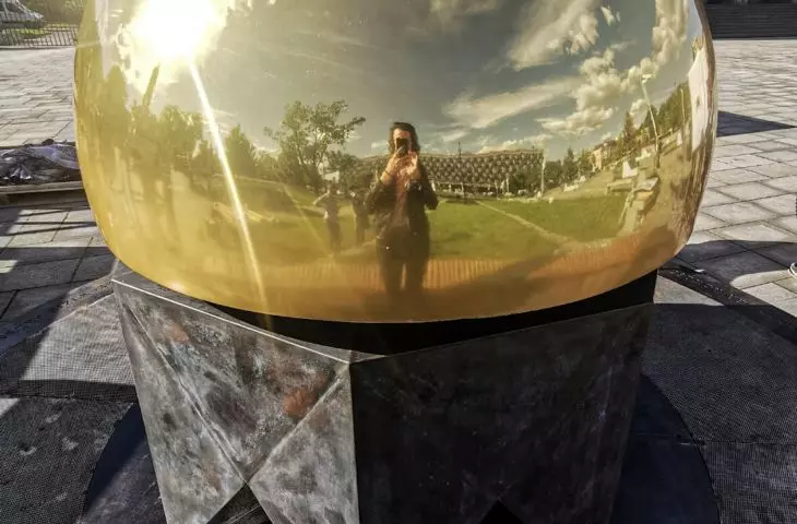Mirror hemisphere of the Time Capsule encourages interaction - looking at yourself, your surroundings and the changing moment