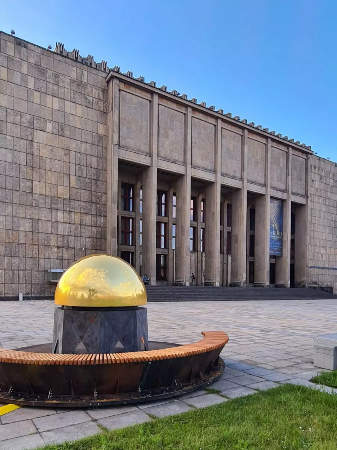 Pierwszym miejscem
ekspozycji rzeźby jest plac przed gmachem głównym Muzeum Narodowego w Krakowie
