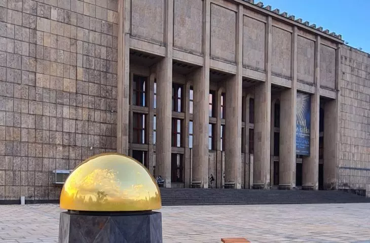 The first place where the sculpture is displayed is the square in front of the main building of the National Museum in Krakow