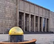 Pierwszym miejscem ekspozycji rzeźby jest plac przed gmachem głównym Muzeum Narodowego w Krakowie