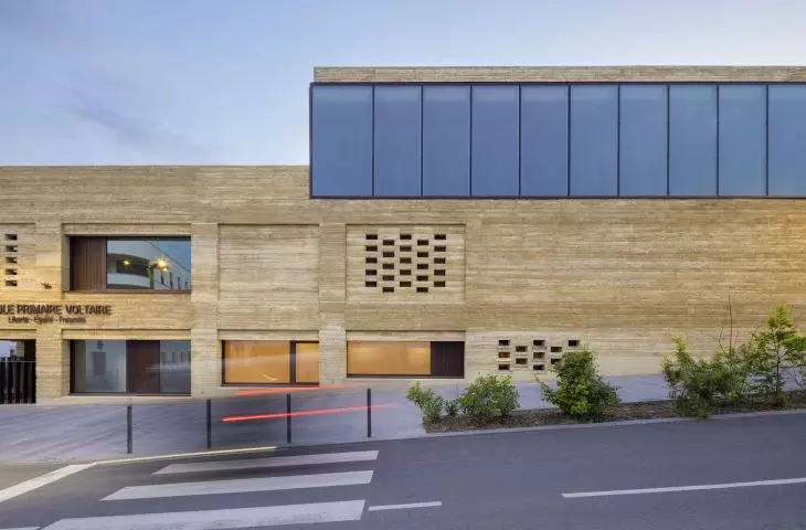 Faire école — szkoła z ziemi, drewna i betonu z recyklingu w Châtenay-Malabry, Francja